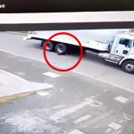 走行中のトラックやバスに飛び込んで自殺する男の映像2本。
