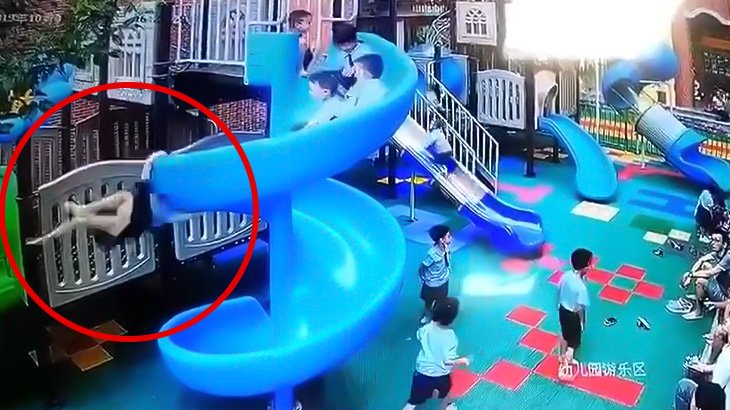 滑り台から転落してしまった女の子の映像。
