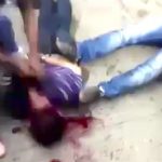 捕まった泥棒の男、暴徒と化した住民に頭を何度も地面に叩きつけられる映像。