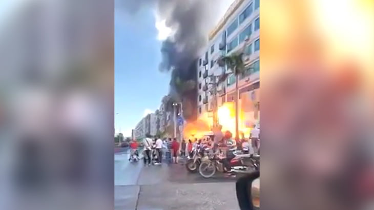 火災が起きたビルが大爆発する瞬間を撮影した映像。
