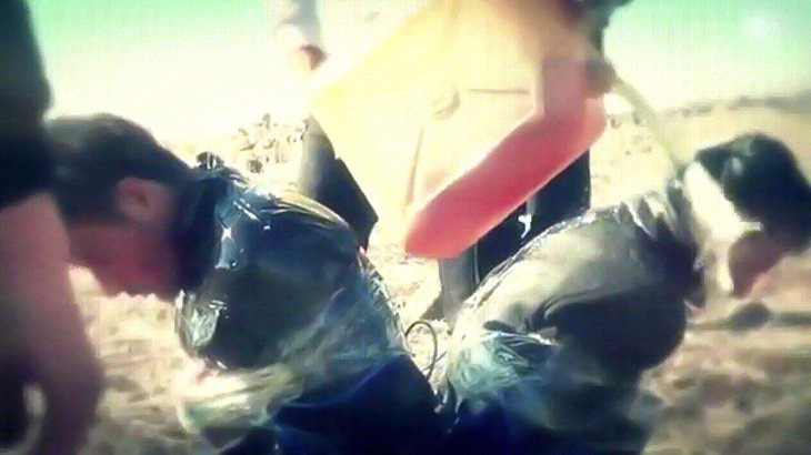 【閲覧注意】捕虜の2人の男性が爆弾で木っ端微塵にされるグロGIF画像。