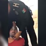 拘束した男の顔にビニール袋を被せて拷問する警察官の映像。