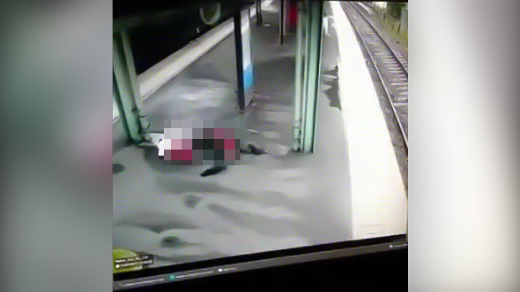 【閲覧注意】電車に衝突して弾き飛ばされた男性がホー?の案内板で胴体真っ二つになるグロGIF画像。