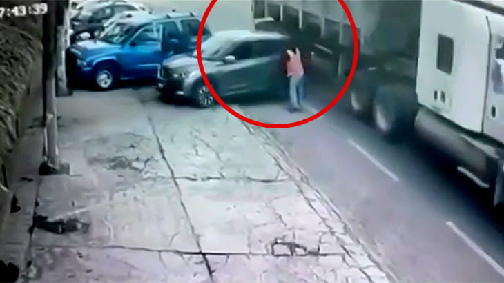 バックしてきた車と走行中のトラックに挟まれてしまった男の映像。