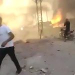 トラックによる自爆テロで街が吹き飛ばされる映像。
