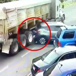 バックしてきた車とトラックに挟まれた男性の別角度映像。