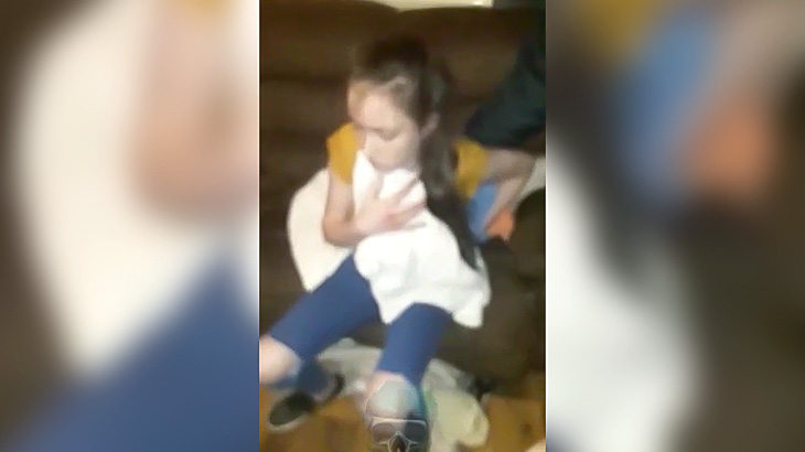 【閲覧注意】マチェーテで背中をパックリ切り裂かれてしまった14歳の女の子の映像。