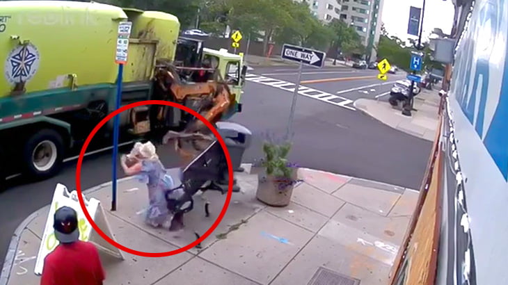 ベンチに座っていた女性がゴミ収集車に突き飛ばされてしまう映像。