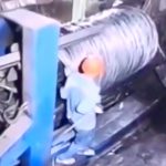 工場の機械にゆっくりと押しつぶされてしまう作業員の映像。
