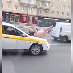 全裸の男が車のボンネットの上ではしゃぐ男の映像。