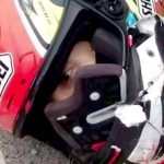 【閲覧注意】ヘルメットごと頭が切断されてしまったバイカーのグロ動画。