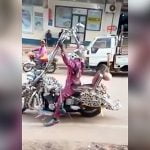 バイクのハンドルをマックスまで高くした男の映像。