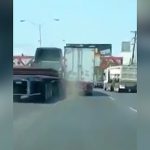 公道で繰り広げられるトラック同士のバトル映像。