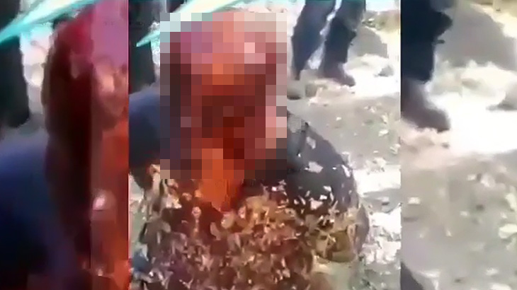 【閲覧注意】生きたまま顔を燃やされてしまう男の映像。