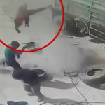 トラックのタイヤの爆発で吹き飛ばされてしまう男の映像。
