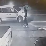 タクシードライバーに文句を言っていた男が轢き殺されてしまう映像。