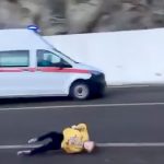 8歳の男の子が救急車に跳ね飛ばされてしまう瞬間の映像。