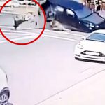 車に激突されてめっちゃ弾き飛ばされてしまう男性の映像。