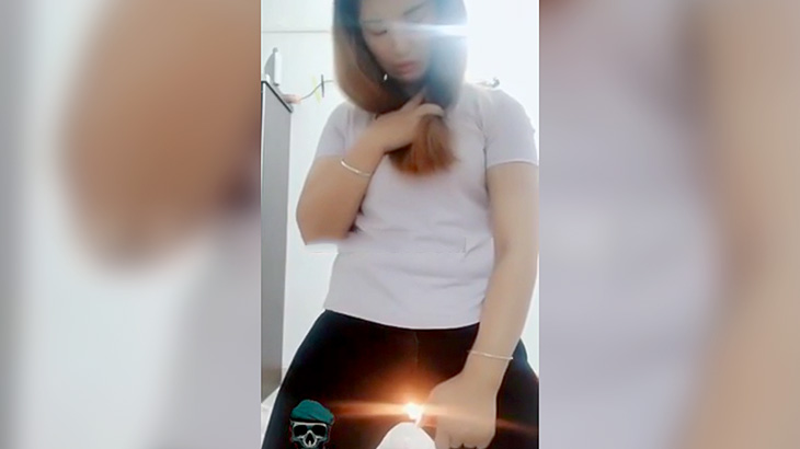 マ●コに爆竹を挟んで爆発させる女性の映像。