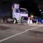 操縦不能となったトラックが乗用車を押し潰してしまう映像。