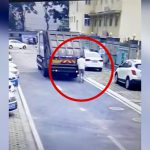バックしてきたゴミ収集車にゆっくり轢かれてしまう男の映像。