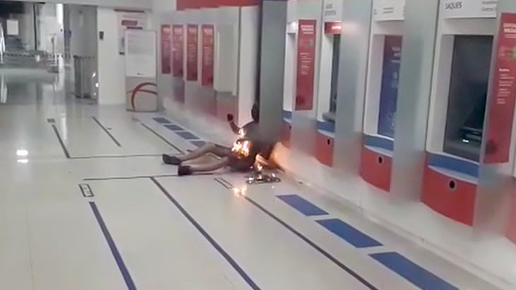 【閲覧注意】なぜか銀行内で身体を燃やされてしまった男の映像。