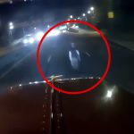 なぜか夜の道路を歩いていた男を轢いてしまうトラックの車載カメラ映像。