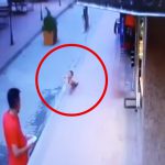 4階のバルコニーから転落して死んでしまった幼い子どもの映像。