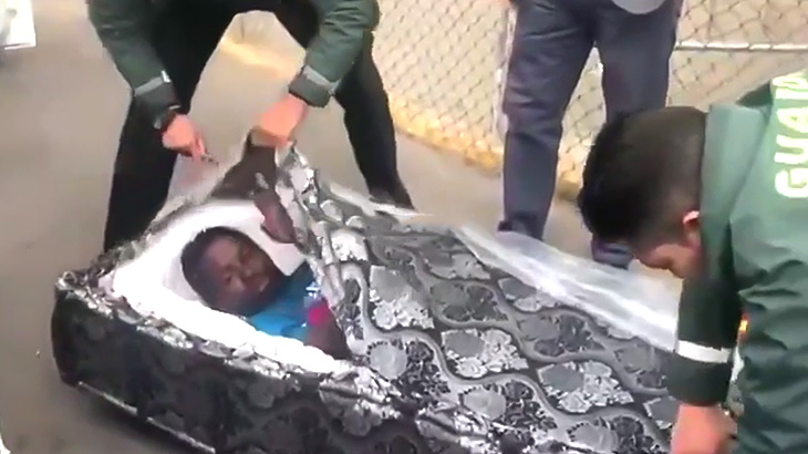 マットレスの中に入った状態で不法入国しようとした移民たちの映像。