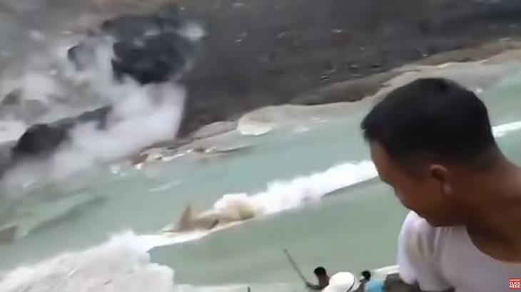 超大規模な地滑りを間近で撮影した映像、怖すぎる･･･。