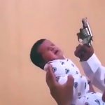 赤ちゃんの耳の横で銃を撃つイカれた男の映像。