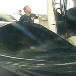 2台のトラックに挟まれてしまう瞬間を撮影した車載カメラ映像。