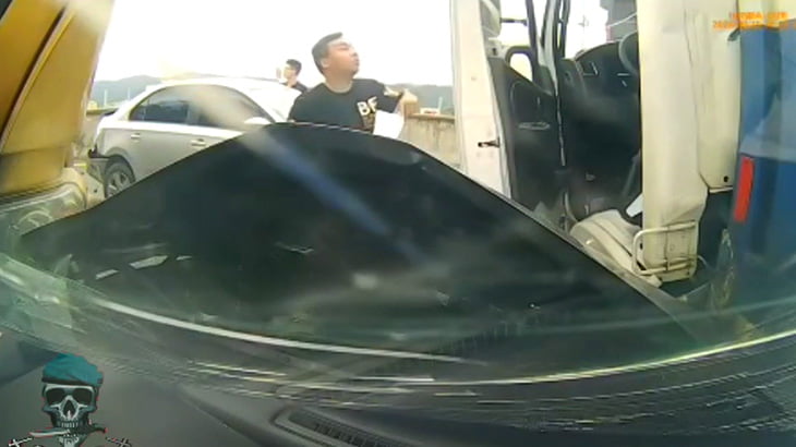 2台のトラックに挟まれてしまう瞬間を撮影した車載カメラ映像。