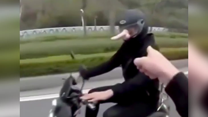 バイカーのヘルメットにディルドを貼り付けて走り去る男の映像 カルマニマ