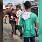 ブラジルの少年が喧嘩相手をナイフで刺してしまう映像。