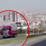 なぜかバックで高速道路を暴走するトラックの映像。