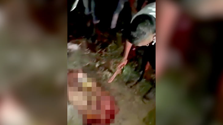 【閲覧注意】ライバルギャングの身体をバラバラにした、まるで肉市場のようなグロ動画。