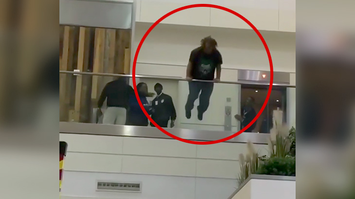 口論直後に勢いよく飛び降り自殺する男の映像。