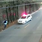 警察車両から逃げるのが上手い男の映像。
