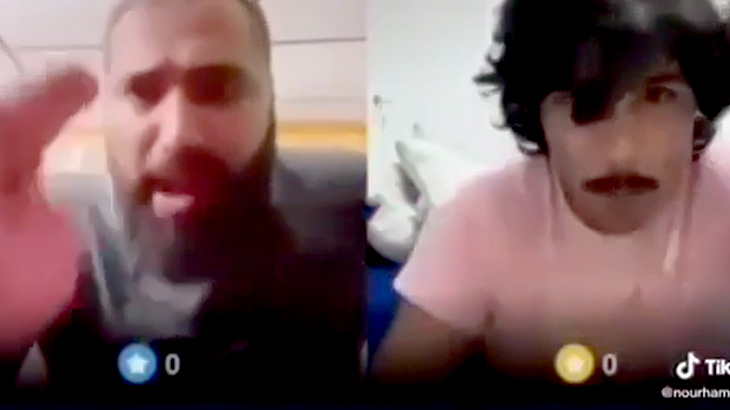 2人の男がビデオ通話越しに殴り合いの喧嘩をする映像。