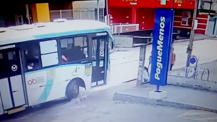 バスの運転手がバス停の屋根をぶっ壊して待ってた人が潰されてしまう映像。