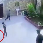 自宅の庭で遊んでいた子供が投げ込まれた手榴弾の爆発で負傷する映像。