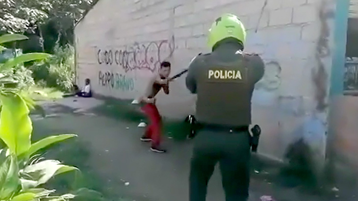 警察官を前にマチェーテでイキりまくる男、テーザー銃であっけなく捕まる映像。