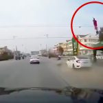車に轢かれてめっちゃ弾き飛ばされてしまう女性の映像。