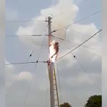 電柱に登った男性が感電して身体から火花があがる映像。