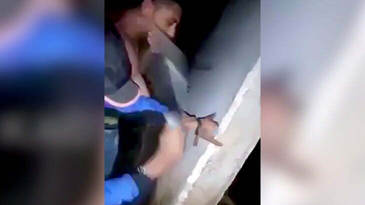 【閲覧注意】ナイフで手の小指を切断されてしまう男の映像。