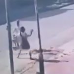 まったく関係のない男性の頭を石で殴って立ち去る男の映像。