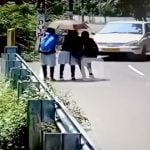3人の女子校生が車に跳ね飛ばされてしまう事故映像。