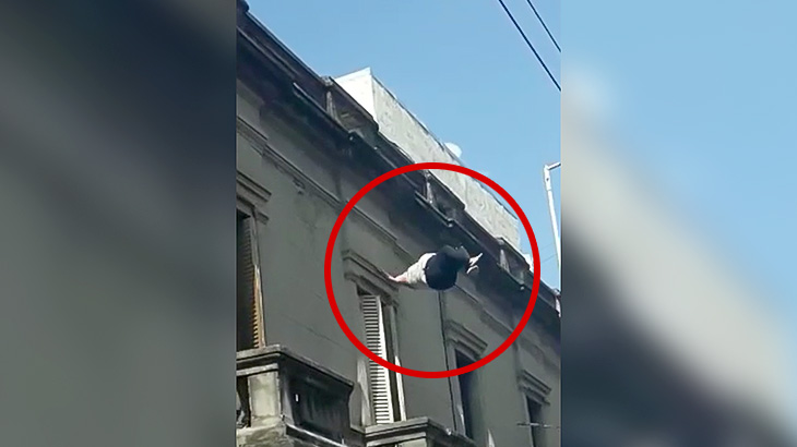 肥満女性が建物の屋上から飛び降り自殺する映像。