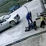 鍬で2人の男女の頭を殴りまくる男の映像。